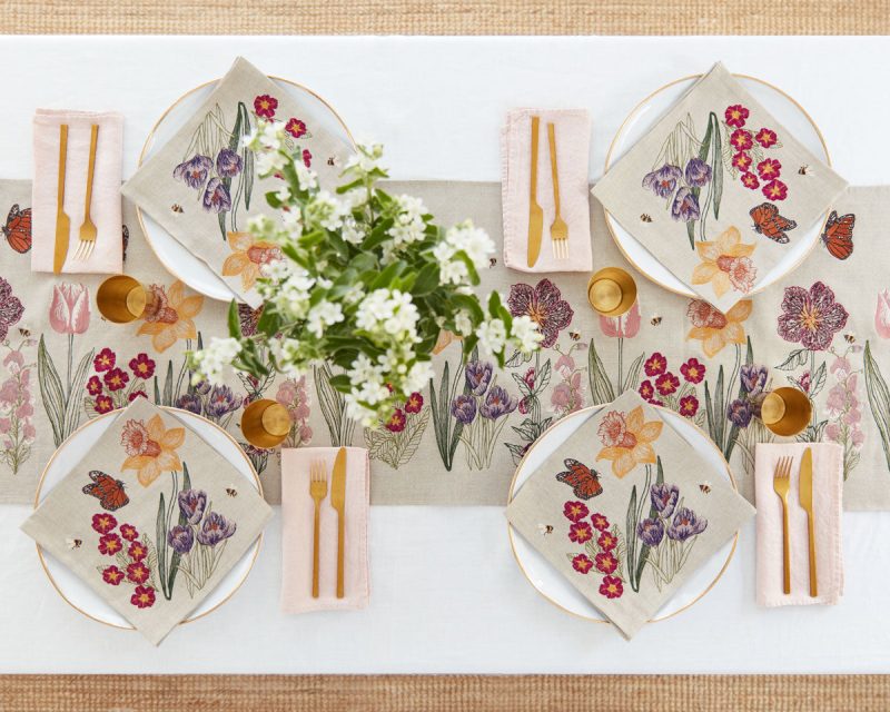 CoralandTusk DiningRoom Blooms TableLinens 1