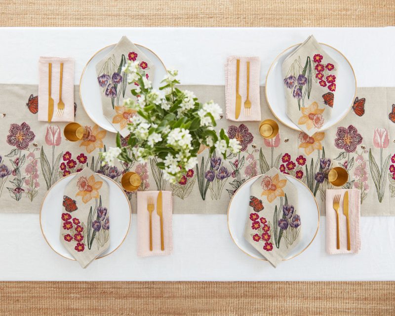 CoralandTusk DiningRoom Blooms TableLinens 2