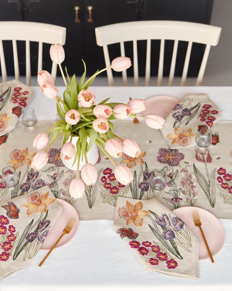 CoralandTusk DiningRoom Blooms TableLinens 6