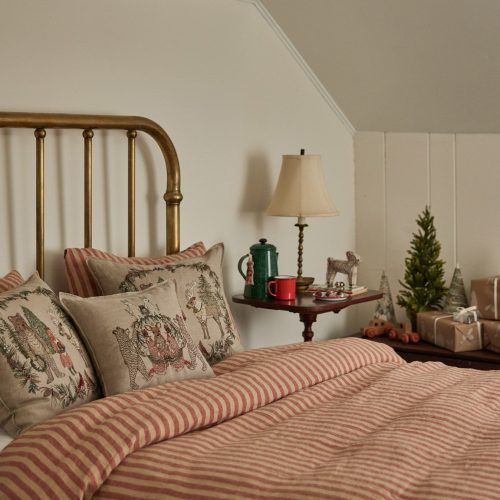 coralandtusk pillow christmas guest bedroom 24