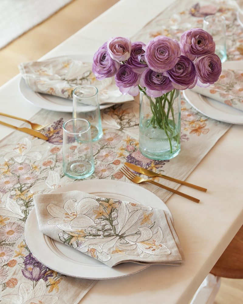 coralandtusk spring table lilies daisies linens