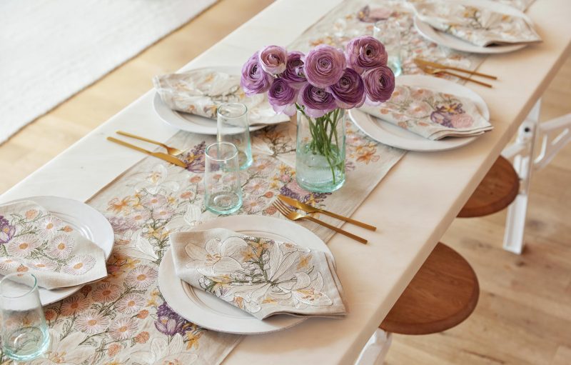 coralandtusk spring table lilies daisies linens 1