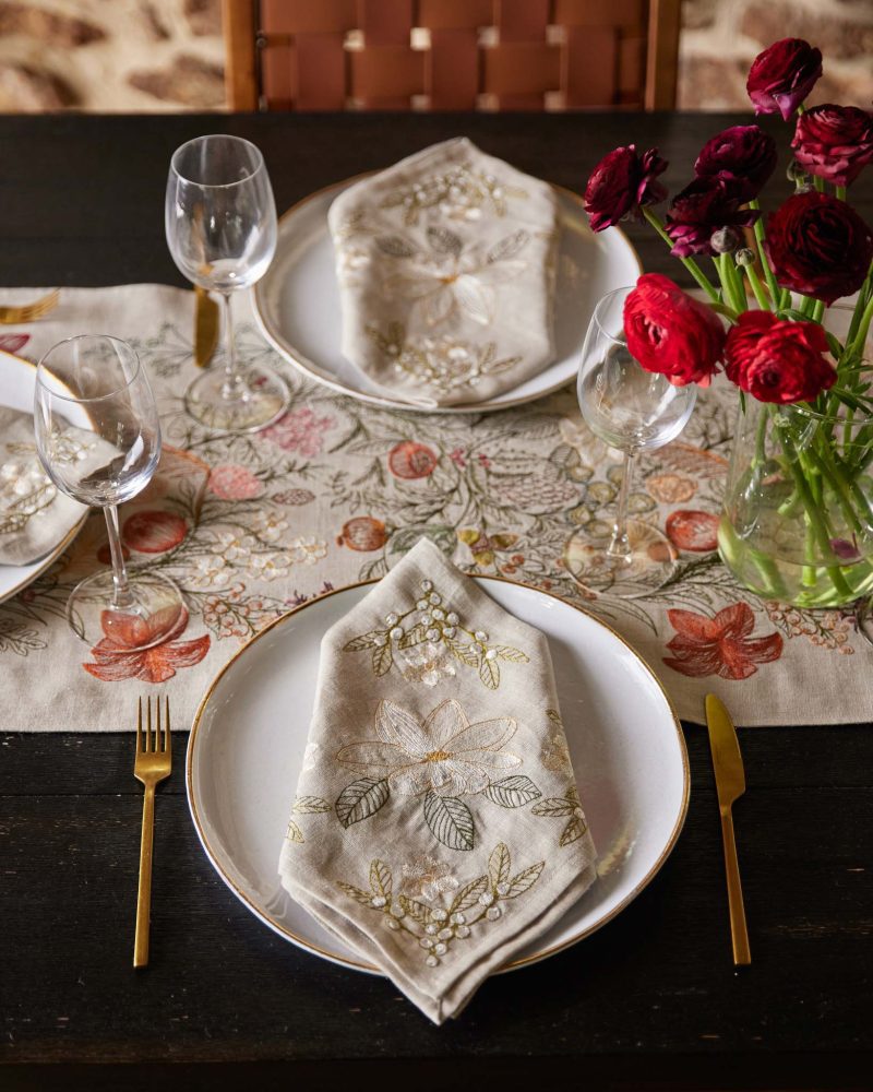 coralandtusk table winter vine magnolia napkin 1